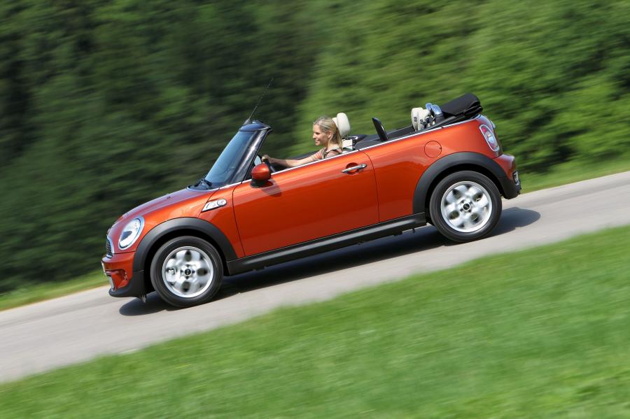  Mini Cooper S Cabrio 2011 года  (фото 2 из 19)